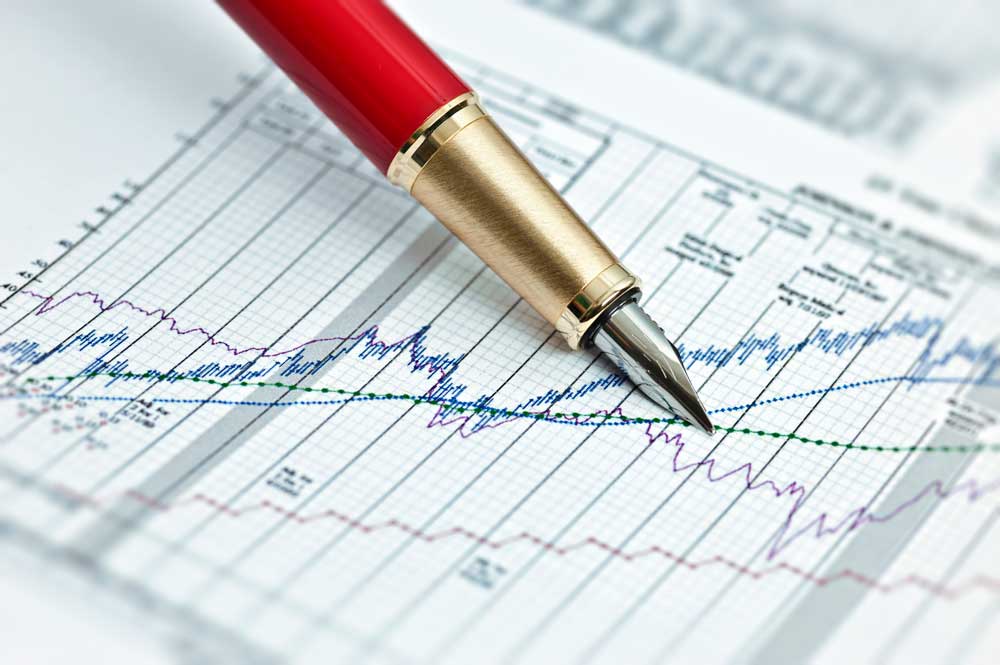 En penna pekar på ett diagram.